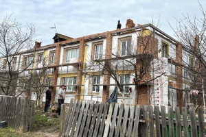 У Ворзелі почали відновлення пошкоджених будинків
