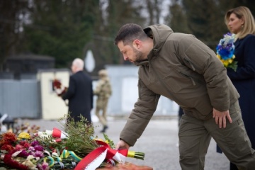 Lwiw: Selenskyj und Levits gedenken mit Ehefrauen der gefallenen Soldaten