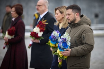 Para Zełenskich z prezydentem i pierwszą damą Łotwy uczciła pamięć bohaterów