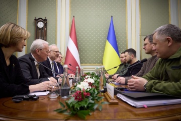 Presidentes de Ucrania y Letonia discuten las necesidades del ejército ucraniano y un tribunal para Rusia y la integración europea