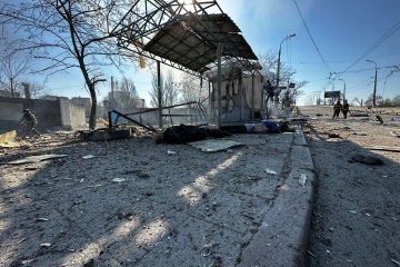 Trois morts dans une attaque russe sur un arrêt de transport public à Kherson