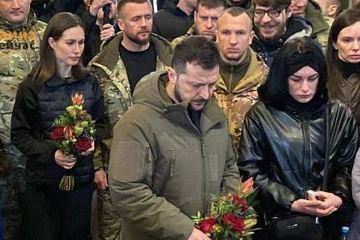 Volodymyr Zelensky y Sanna Marin honran la memoria del soldado caído “Da Vinci”