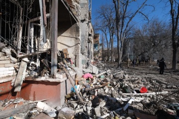 Selenskyj zeigt Folgen des Einschlags russischer Rakete in Kramatorsk