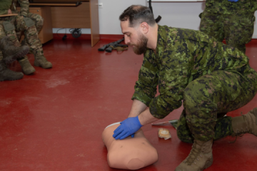 Kanadyjska armia pokazała, jak uczy Ukraińców medycyny taktycznej

