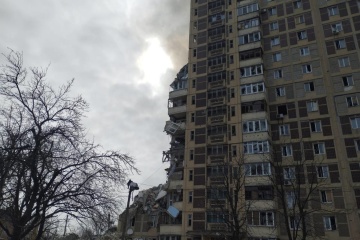 Hochhaus in Awdijiwka von russischer Rakete getroffen