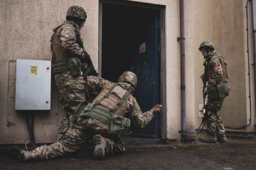 Militares canadienses enseñan tácticas de combate urbano a ucranianos