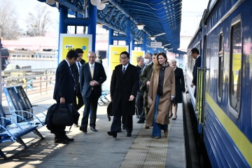岸田日本首相、キーウに到着