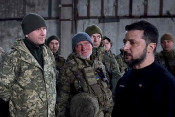 Zełenski pokazał materiał filmowy, na którym pije kawę i robi zdjęcia z wojskowymi w obwodzie donieckim

