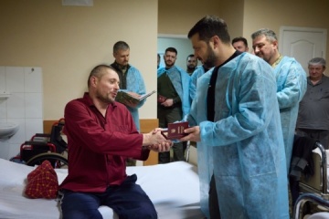 Zełenski odwiedził rannych żołnierzy w obwodzie charkowskim i wręczył im odznaczenia