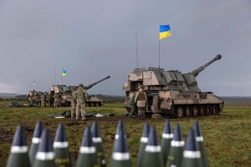 Ukrainian artillerymen finalizing training on AS90 howitzers in Britain