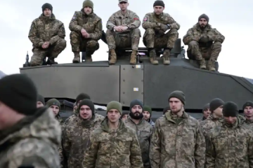 ウクライナ戦車兵、英国での訓練から帰還