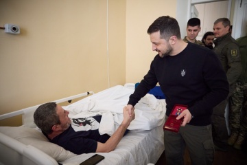 Zelensky visits injured defenders in Zaporizhzhia hospital