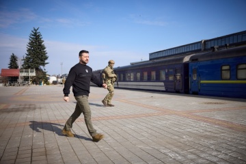 Zelensky llega a Trostianets de la región de Sumy