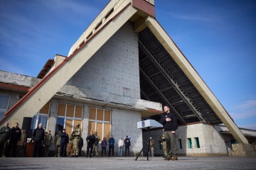 Zelensky llega a Trostianets de la región de Sumy