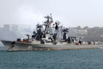 Russia keeps six warships, submarine off Crimea coast