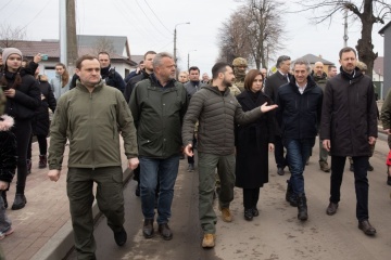 Zelensky y líderes extranjeros visitan la calle en Bucha donde ha sido destruido el convoy de vehículos rusos