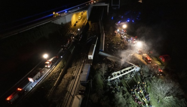 МЗС з'ясовує, чи є українці серед постраждалих під час зіткнення потягів у Греції 