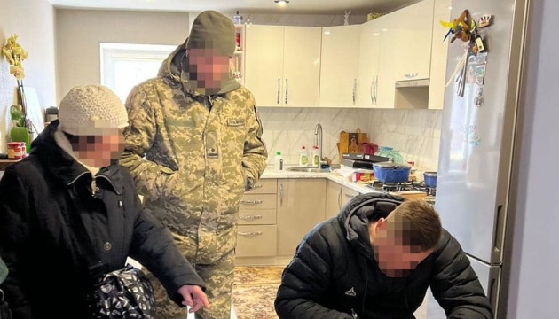 Переправляли ухилянтів за кордон: у Києві затримали експрацівника військомату і його сина
