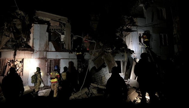 Ракетний удар рф по Запоріжжю: зруйновані три поверхи житлового будинку