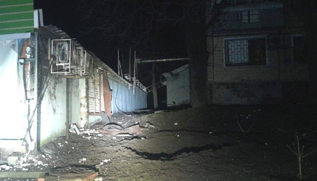 In der Nacht Nikopol mit schwerer Artillerie beschossen, es gibt Zerstörungen