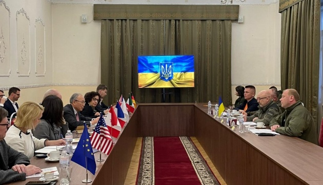 Defense minister Reznikov, new deputies meet with G7 ambassadors