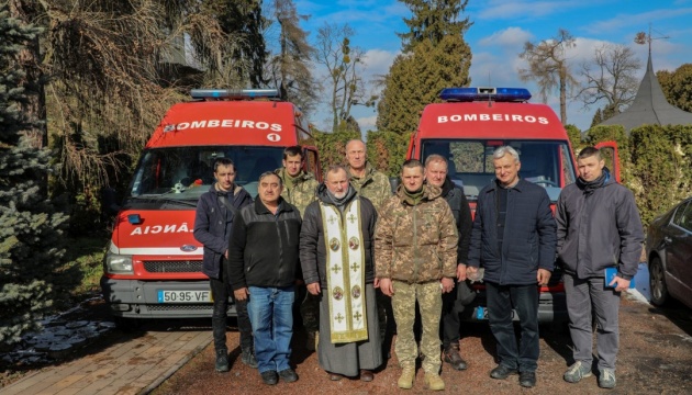Українська діаспора передала з Португалії в Україну машини швидкої допомоги