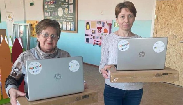 Учителі Миколаєва отримали майже тисячу ноутбуків від Фундації Зеленської
