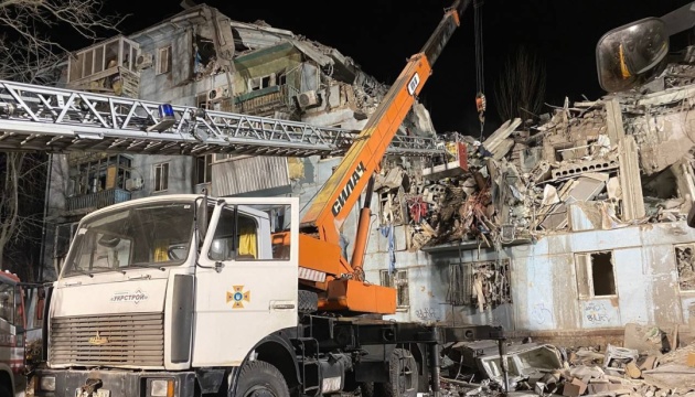 Rescuers searching for people trapped under destroyed building in Zaporizhzhia