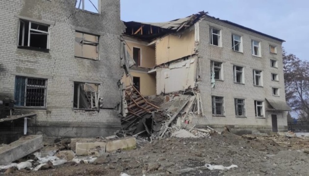 На Харківщині ворожий обстріл зруйнував адмінбудівлю та медзаклад