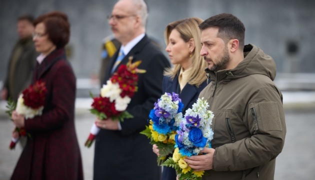 Para Zełenskich z prezydentem i pierwszą damą Łotwy uczciła pamięć bohaterów

