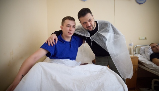 Selenskyj besucht verwundete Soldaten in Lwiw