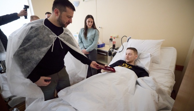 ゼレンシキー宇大統領、リヴィウ州の軍病院で負傷兵をお見舞い