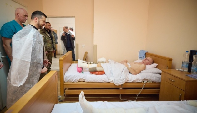 Zelensky visits wounded defenders in Lviv hospital