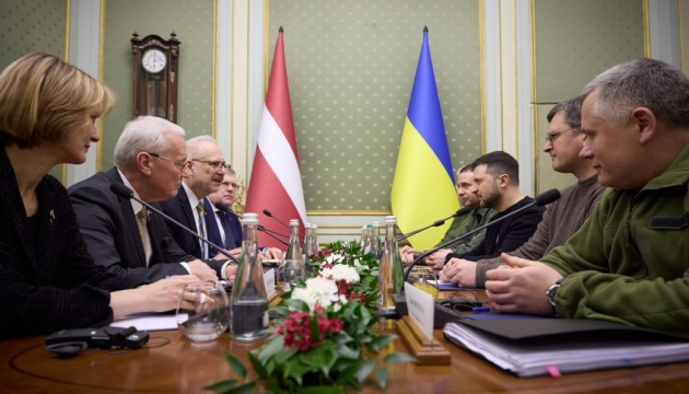 Presidentes de Ucrania y Letonia discuten las necesidades del ejército ucraniano y un tribunal para Rusia y la integración europea