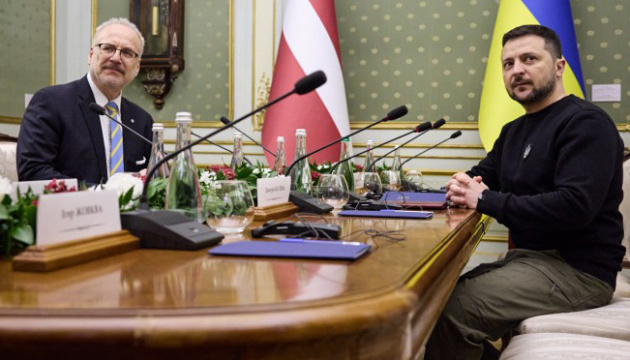 Ukraine, Latvia presidents discuss Ukrainian army needs, tribunal to prosecute Russia, European integration