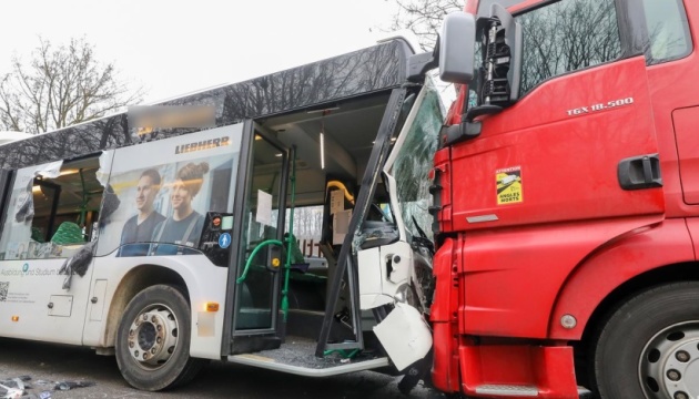 У Німеччині автобус зіштовхнувся з вантажівкою, 27 постраждалих