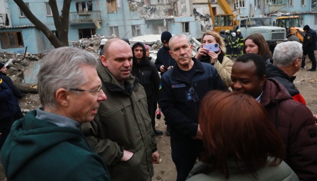 Representatives of UN, international organizations visit site of missile attack in Zaporizhzhia