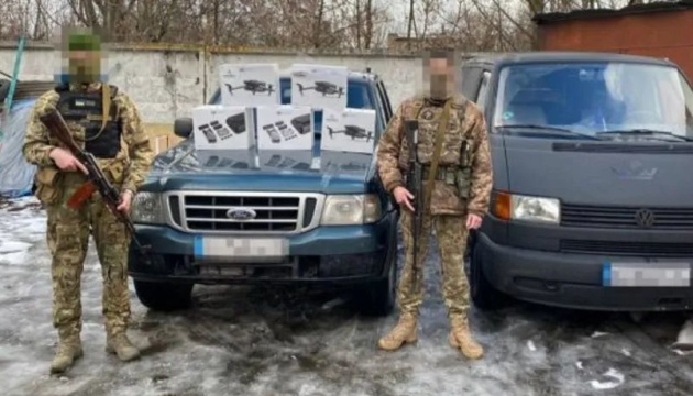 Українські розвідники отримали п'ять дронів та автотранспорт