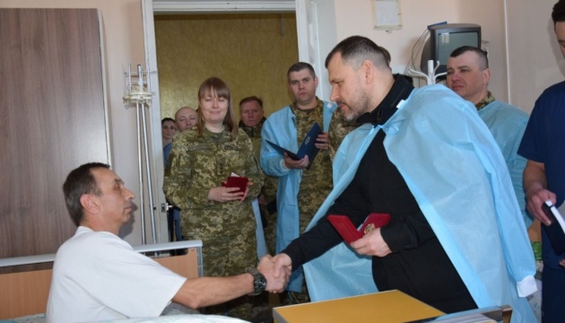 Клименко відвідав поранених захисників у львівському госпіталі та вручив їм нагороди
