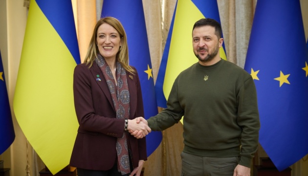 Volodymyr Zelensky rencontre la présidente du Parlement européen à Lviv