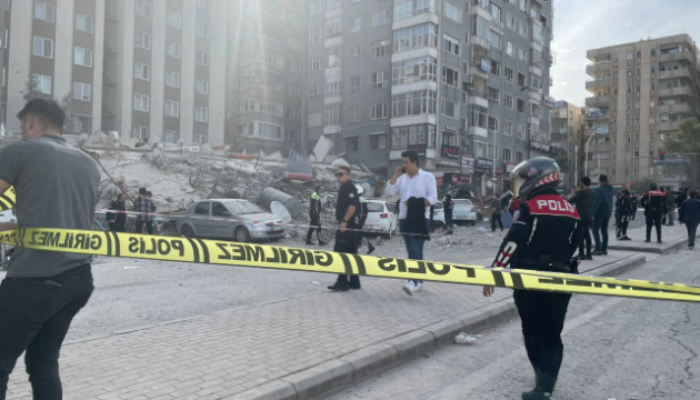 На сході Туреччини обвалилася 6-поверхова будівля, яка була пошкоджена землетрусом