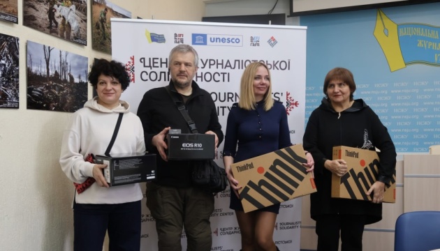 НСЖУ передала українським журналістам фототехніку та ноутбуки