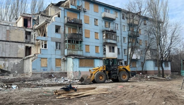 У Запоріжжі обстежують будинок, в який влучила російська ракета
