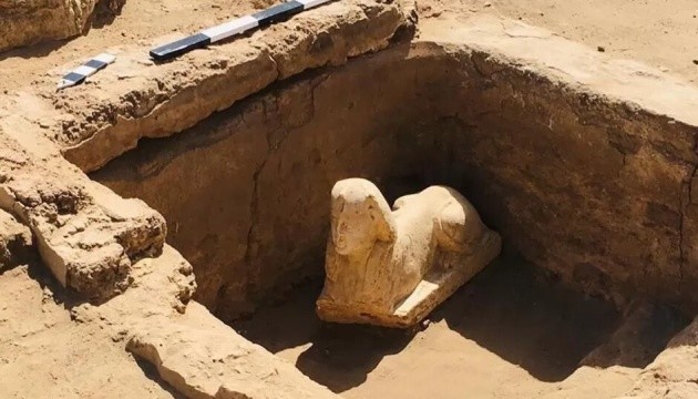 В Єгипті знайшли статую усміхненого мінісфінкса