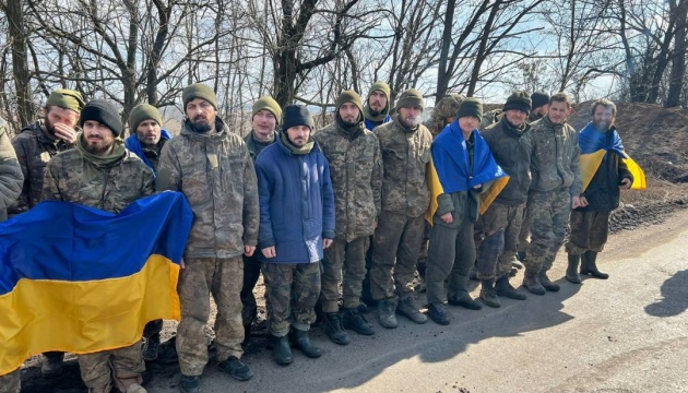 130 défenseurs ukrainiens libérés de la captivité russe