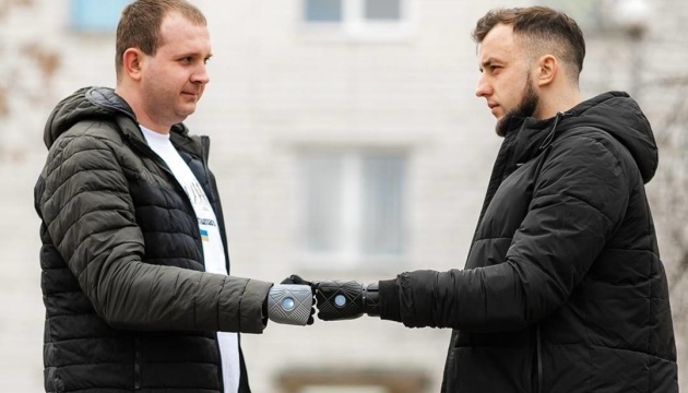 Двом українським воїнам виготовили біонічні протези рук Hero Arms
