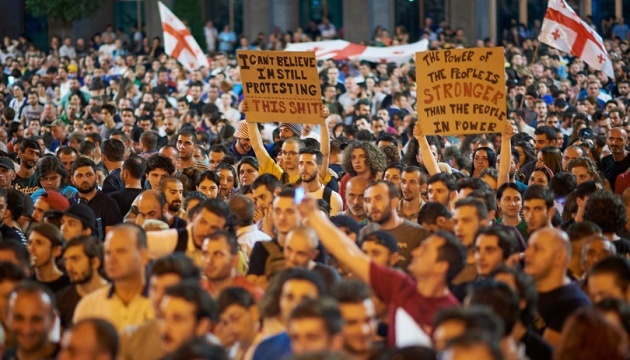 Протести у Грузії: проти демонстрантів застосували водомети