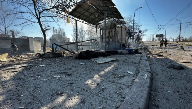 ヘルソン市停留所にロシア軍砲弾が着弾　住民３名死亡