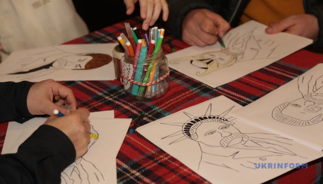 «Розмалюй Шевченка»: у Кропивницькому волонтери влаштували арттерапію