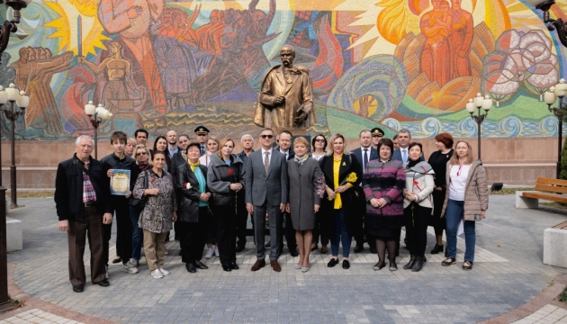 Українська громада долучилася до покладання квітів до пам’ятника Шевченку в Ташкенті